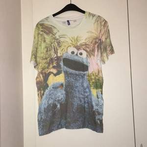 T-shirt från H&M med Cookie Monster tryck på framsidan, vädligt skönt och mjukt tyg, strlk L