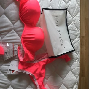  - Bikini från Love by lola, aldrig använd!  Toppen är storlek S och trosor är storlek M  Köpt för 800kr säljer för 650 inklusive frakt