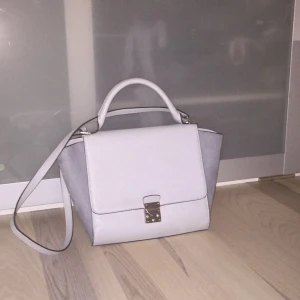  - Skitsnygg grå väska från zara. Köpt i Singapore för ca 700 kr. Nästan helt oanvänd och superfräsch. Har handtag och axelrem.