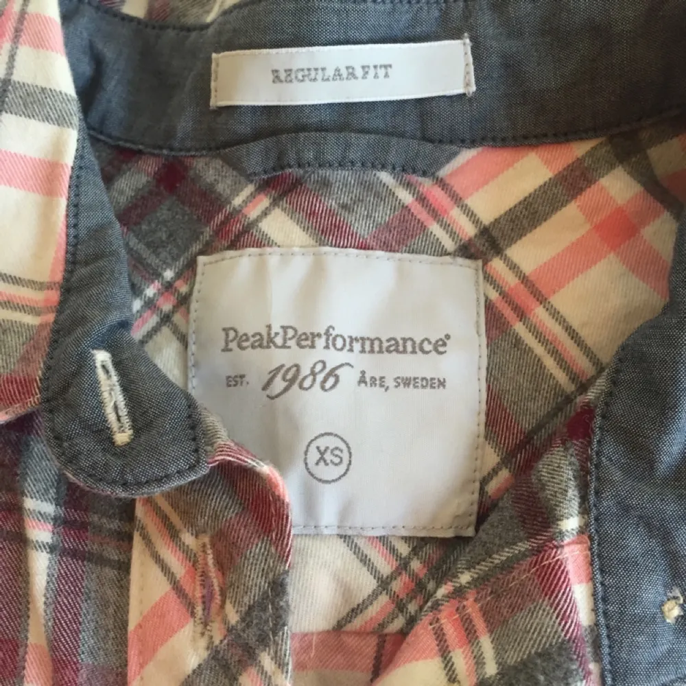 Rutig skjorta från Peak Performance stl XS 
Regular Fit
100% bomull 
Finns i Stockholm . Skjortor.
