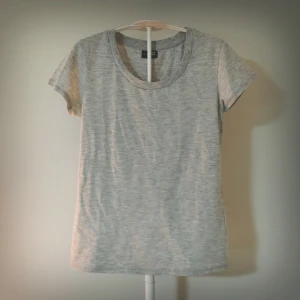  - Enkel och cool T-shirt från JC! T-shirt är i bra skick. 100% ny för att jag inte har hunnit att ha på mig den ännu.(ó﹏ò｡)
Den andra bilden visas den rekommenderade kombinationen.   ::ೖ(⑅σ̑ᴗσ̑)ೖ::