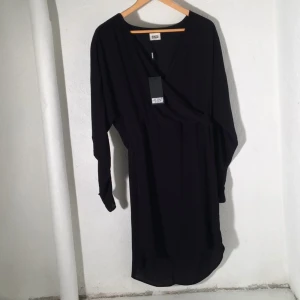  - ⭐️Kort kimono-skuren klänning från Weekday
Strl M
Tar swish, kan mötas i Stockholms innerstad.
Köparen står för frakten.