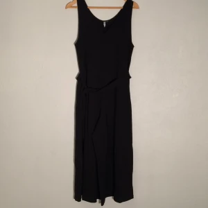  - ⭐️Jumpsuit i jersey från & other stories
Strl M 
Tar swish, kan mötas upp i Stockholms innerstad.
Köparen står för frakten.