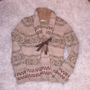  - Jättefin tröja/kofta från Odd Molly i beiga och bruna färger storlek 2. Passar mig som är en 36a. Knappt använd hänger bara i garderoben. Väldigt varm och skön!