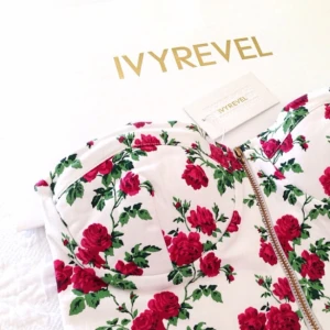  - Bustier från Ivyrevel i storlek S. Använd fåtal gånger så i väldigt fint skick. Dragkedjan är i guld och banden är reglerbara! 