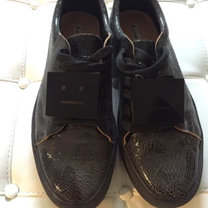  - Acnes svarta klassiska sneakers. Använda en gång. Väldigt fint skick, storlek 40.