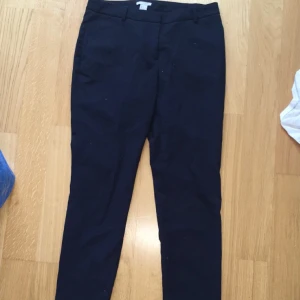  - Mörkblå byxor 