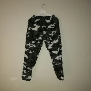  - Cammobyxor! Går att göra till shorts & 3/4 byxor. Dragkedjorna syns däremot inte.