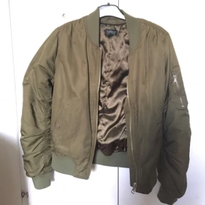  - Jättesnygg och skön bomberjacka från topshop. Använd ca 2 gånger och ser därför nyköpt ut. Passar alla storlekar nästan pga stretch