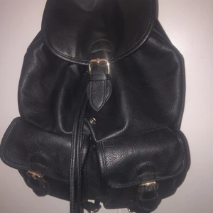  - Ryggsäck som är i väldigt fint skick. Med två fack ute. Ett inne som ni ser på bild 2. Samt två mindre inuti.