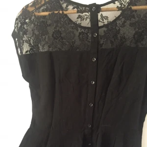  - Peplumtopp med spets upptill 