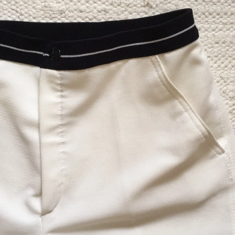 sjukt snygga tennis-shorts från 70-talet. små pressveck, fickor i sidan och tryckknapp + gylf fram. väldigt skönt material! 💞. Shorts.