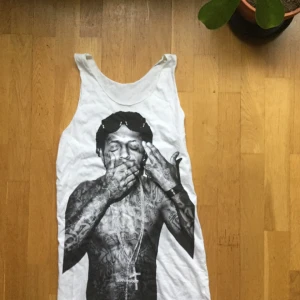  - Vitt linne med Lil Wayne i storlek M. Men kan säkert passa både S och L beroende på hur en vill att de ska sitta. Bara använd en gång. Minns tyvärr inte vart det är köpt nånstans, men tror det var på nån marknad för nått år sen! I mycket gott skick iallafall :)