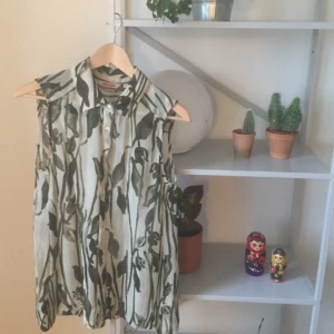  - Blus i viscose från Indiska. Superhärligt material och färg. Benvit och mörkgrön! 🐢 använd ett fåtal gånger, inget synligt slitage 