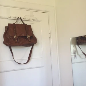  - Säljer en brun skinn väska med flätade band och axelrem🎀 köparen står för frakt