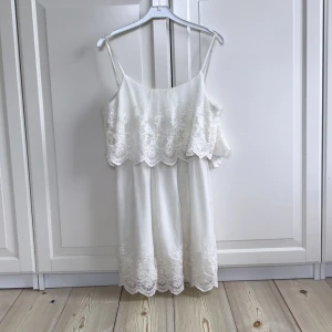  - Säljer en fin vit klänning från Wet Seal i USA. Använd fåtal gånger, kan användas till student eller andra speciella tillfällen. 