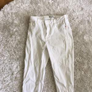 Vita högmidjade jeans från Gina Tricot😎 använda ett fåtal gånger men som helt nya. Strl M men passar mig som har S. Nypris är 299 kr🌹🌹köparen står för frakt