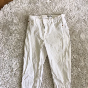  - Vita högmidjade jeans från Gina Tricot😎 använda ett fåtal gånger men som helt nya. Strl M men passar mig som har S. Nypris är 299 kr🌹🌹köparen står för frakt