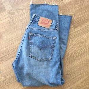  - Fina levisjeans i Strl 29/30, små i storleken så de är tyvärr lite tighta på mig (har i vanliga fall 28-29) men kan vara väldigt fina i lite lösare fit på någon i en storlek mindre (typ 27ish).