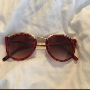  - snygga solglasögon, guldfärgad båge! 