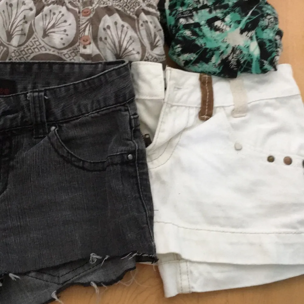 Paketpris 100kr. 6 tröjor/blusar/toppar. 1 par shorts och 1 kjol. Från olika märken (bikbok, bondelid, only, H&M mm) Möts i Stockholm eller frakt 45kr. FÖRST TILL KVARN!!!. Toppar.