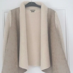  - Helt oanvänd mysig varm jacka/tröja från River Island. Stl M.