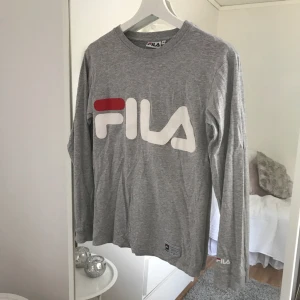  - Säljer Fila tröja i ett tunnare material. Sparsamt använd så fortfarande i nyskick. Storlek xs. Säljer för 150kr, har även en svart likadan med, säljer båda tillsammans för 250kr. 