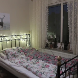  - Superfin sänggavel inkl sängram.  IKEA Har nu utgått. Svart med guldknoppar. Finns att hämta i Linköping.  Här finns bild från Ikea: https://s-media-cache-ak0.pinimg.com/originals/6c/ae/29/6cae29ab70bd589725775aa3aa7db58c.jpg