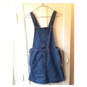  - Jättefin jeanskjol från Monki. Perfekt till sommaren! Har fickor samt dragkedja i ena sidan. Använd en gång, perfekt skick!