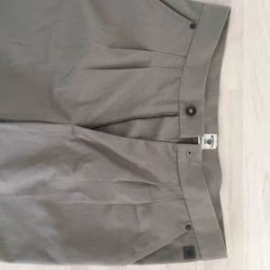  - Fina beiga kostymbyxor/chinos från Tiger 