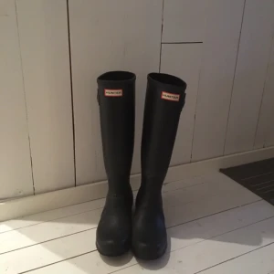  - Jätte fina Hunter stövlar🌹 strl 39 men passar mig som har 38! Jätte fint skick, använda ett fåtal gånger. Säljes pga att dem används tyvärr alldeles för sällan. Nypris:1500 kr🌹😊