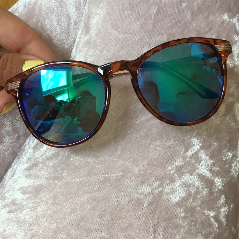 Snygga polariserade solglasögon inköpta förra våren! De är lite repiga (syns på bild 3) därav priset men är i bra skick ändå!! 🐢. Accessoarer.