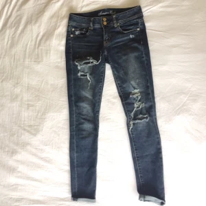  - Trasiga jeans från american eagle i strl 2. Passar mig som har strl W26/L32 i vanliga jeans. "Superstretch" fit.  Guldiga toppen på bild (H&M strl 38) säljes för 50kr