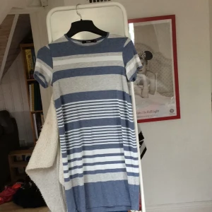  - Blå/vitrandig T-shirt klänning från Bik bok som jag köpte förra året. Har en liten fläck på ryggen men är annars i bra skick