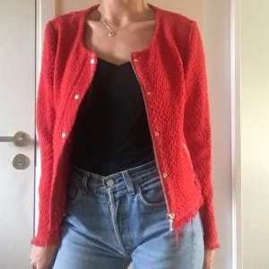  - Snygg jacka som passar till båda jeans och klänning 