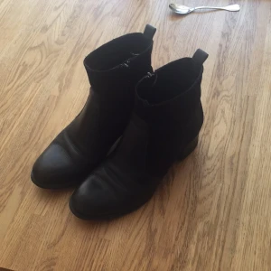  - Svart sko med ca 5cm klack.  Köparen står för frakt. (Ca 50kr) 