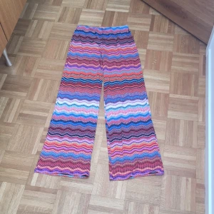  - Mönstrade somriga byxor, säljer massa billiga kläder pga flytt