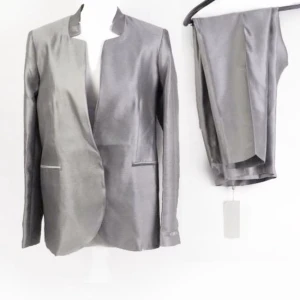  - Superfin kostym från Tiger of Sweden, skulle behållt den själv ifall inte byxorna vore för små på mig :( Byxorna har lappen kvar och på kavajen är sprunden fortfarande osprättad, så den är helt ny och bara provad. Bra lyster och härlig kvalitet i siden och ull!  Kavaj:36 Byxa:38