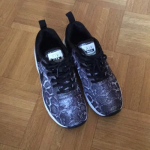  - Sprillans nya air Max, lite små på mig och måste bli av med grejjer inför flytt, därav det billiga priset! 