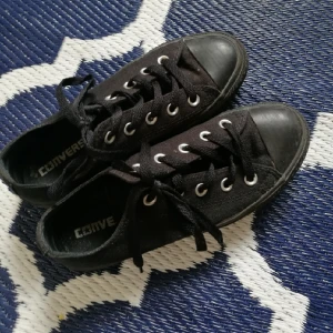  - Svarta converse platforms 