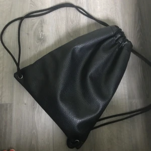  - Jättesnygg ryggsäck, använd två gånger då jag valde att köpa en ny. Jättefint skick, som ny.