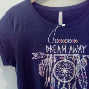  - Helt oanvänd grafitgrå t-shirt med snyggt tryck.