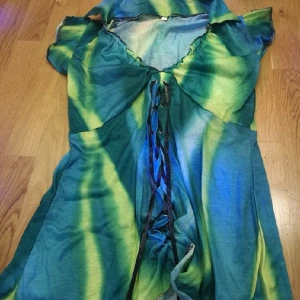  - 100 kr /plagg , swish el kontant , Åhléns city en grön/blå topp vattentålig kvalité s-m med knytband (oanvänd), ett par vita spetsshorts s-m och en blommig klänning i vattentålig kvalité m(oanvänd)