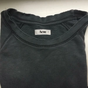  - Mysig grå acne-tröja i strl M. Har för mig att det är herrmodell (men har använts som snyggt oversize). Kragen + det urtvättade tyget är en del av designen och alltså inte något slitage.
