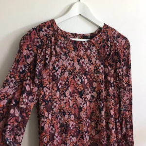  - Jättefin mörkblommig klänning från H&M. Volang på ärmarna. I princip oanvänd! 