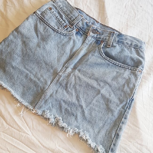 Livets snyggaste jeanskjol säljes med sorg pga den är för liten för mig.🌹I nyskick🌸 frakt tillkommer ca 50kr. . Kjolar.