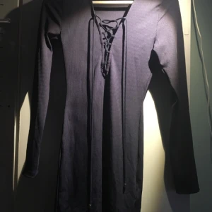  - PARTYklänning i mörkblått ribbat tyg från Gina Tricot.  Storsäljare förra året och den är sjukt snygg men inte helt min stil så bara använd 1 gång!  🥂🥂🥂 pris kan diskuteras på alla mina kläder! 🌹