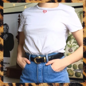  - Assnygg vit t-shirt med ett litet rött hjärta påbroderat av mig <3 Supersupersnygg instoppad i ett par jeans eller men ett (kanske rött?!!) linne över!!