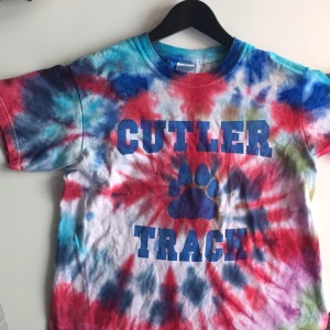  - Tie dye t-tröja. Vet inte exakta storleken i den men  känns som en S eller M.  Kan mötas upp i Karlskrona annars står köparen för frakten.😇 