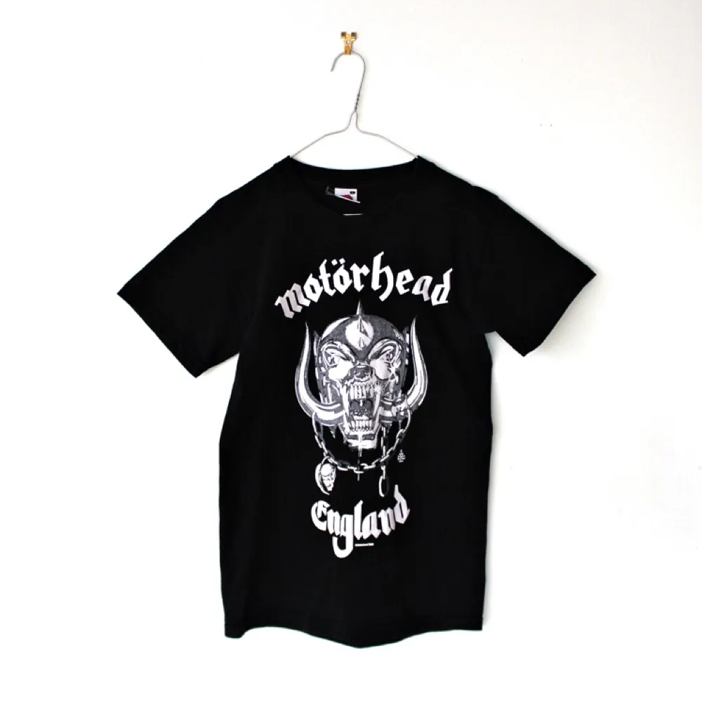 Sprillans ny Motörhead-tisha från Fruit of the Loom i skön och hållbar kvalitet. 100 % bomull. . T-shirts.